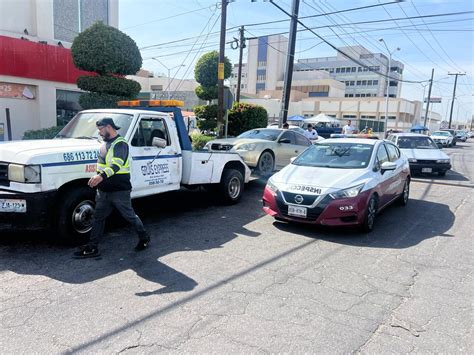 Remolca IMOS 7 vehículos estacionados en paradas de transporte público