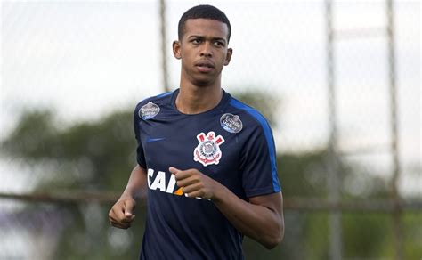 Flamengo avança e fica perto de anunciar a contratação de ex atacante