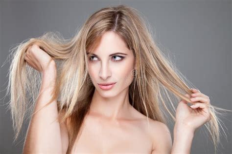 Belle Femme Avec De Longs Cheveux Malpropres Image Stock Image Du Blonde Coupe 46994431