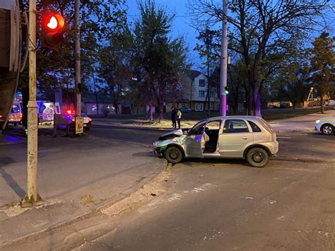 Foto Chi In U Oferul Unui Opel A Intrat Violent Ntr O Ambulan