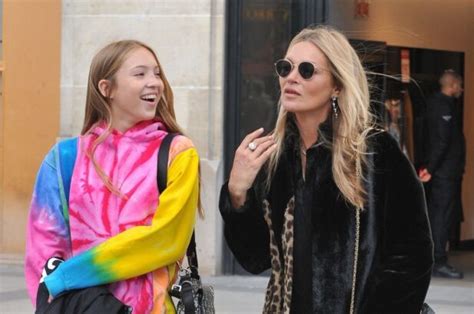 Kate Moss La Rel Ve Est Assur E Sa Fille Lila Fait Des D Buts