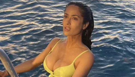 Salma Hayek 56 ans se dévoile sur Instagram dans un bikini jaune La