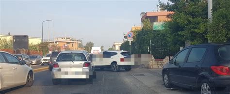 Pozzuoli Caos In Via Domitiana Tra Traffico Sosta Selvaggia E Poca