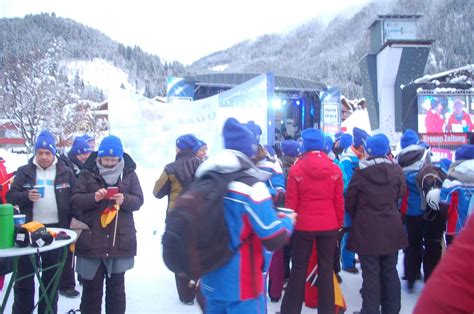 Germeringer Fanclub feiert Lena Dürr beim Nachtslalom in Flachau