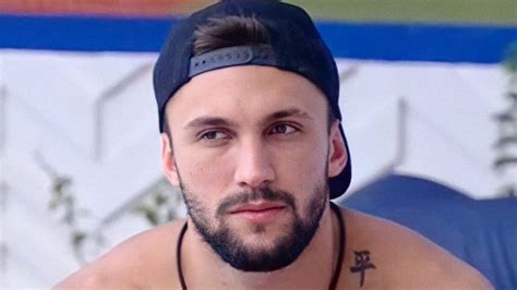 Disputado No Bbb Arthur Picoli Exibe Peitoral Largo Em Clique