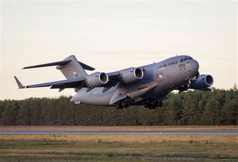 Which Air Forces Operate The C-17 Globemaster III?