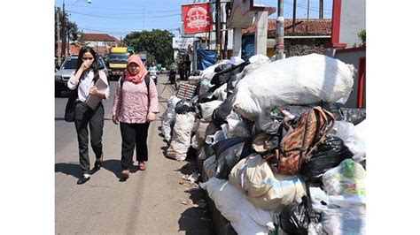 Warga Keluhkan Soal Sampah Yang Menumpuk Di Trotoar Jatinangor