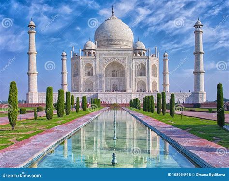 Taj Mahal En Agra La India Foto De Archivo Imagen De Mezquita