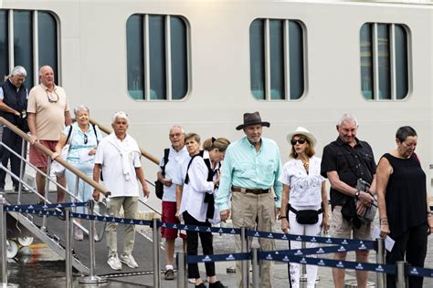 Dos cruceros llegan en forma simultanea al puerto de Arica Ñustas y