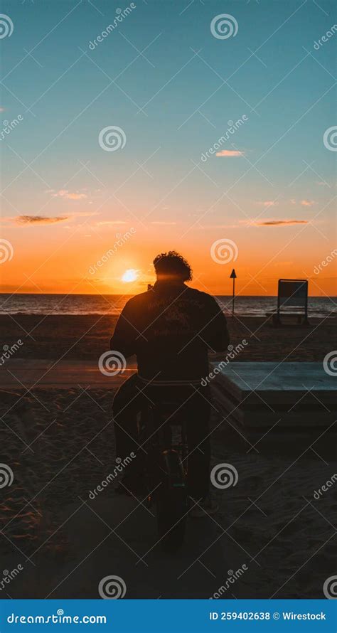 Silueta Del Hombre Mirando El Paisaje De La Puesta De Sol Desde La