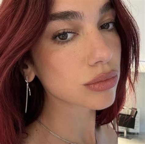 Dua Lipa deslumbra en México con sus botas vaqueras y su look primaveral