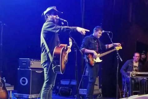 Nsfw Wheeler Walker Jr Stops Concert To Kick Out Unruly Fan