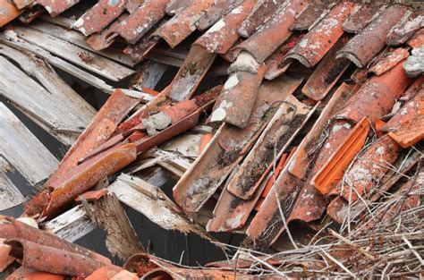 Calabria Tragedia Sfiorata Crolla Il Tetto Di Una Palazzina Travolti