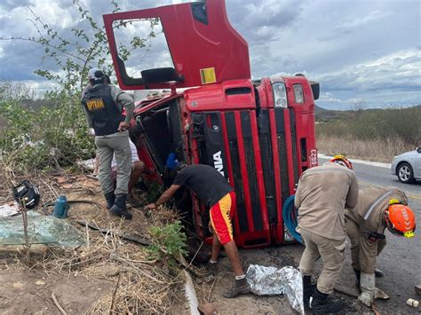 Caminhão material reciclável tomba na Serra do Teixeira