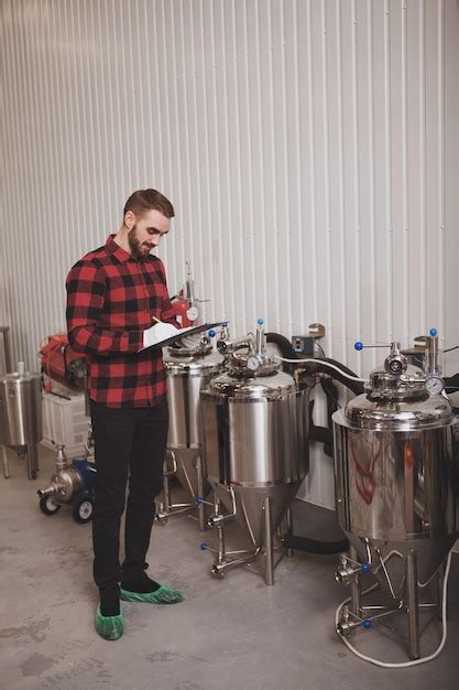 Disparo Vertical De Longitud Completa De Un Cervecero Escribiendo En Su