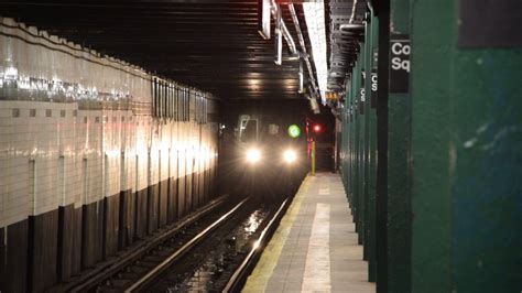 Crosstown Local Court Sq Bound G Train Of R S Entering Court Sq In