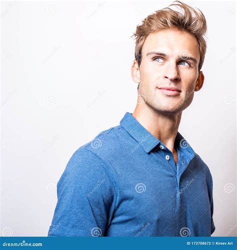 Elegante Joven Apuesto Hombre Con Elegante Camisa Azul Foto De Archivo