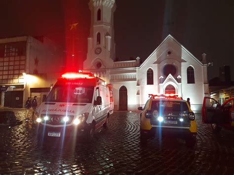 Homem Sobe Na Torre De Igreja No Largo Ordem Em Curitiba Durante Surto