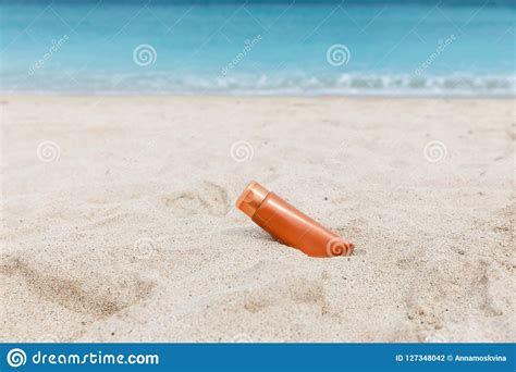 Sunscreen Sunblock Spf Cream On The Sea Beach Sand Summer Tropic Foto