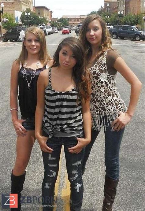 Aufgetakelte Teeny Nutten Im Rudel ZB Porn