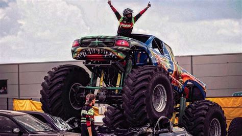 Spektakuläre Stunt Show in NRW Auto Akrobatik und Monstertrucks