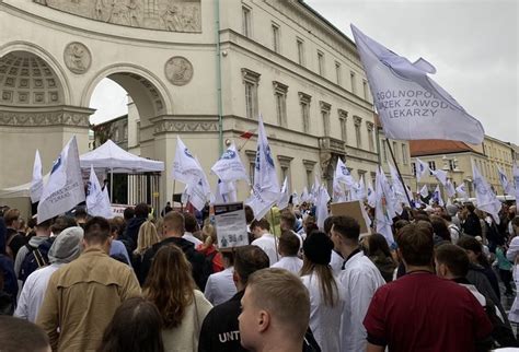 Protest lekarzy rezydentów przeciwko spadkowi jakości kształcenia RMF 24