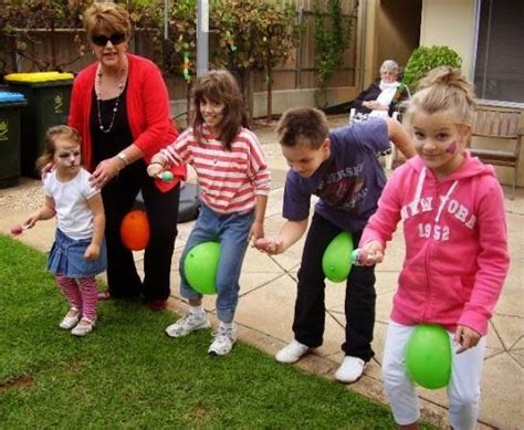 Juego De Globos En Pareja 11 Juegos Con Globos Juegos Para Fiestas