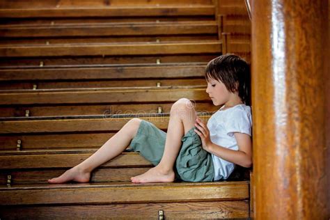 Enfant Triste S Asseyant Sur Un Escalier Dans Une Grande Maison