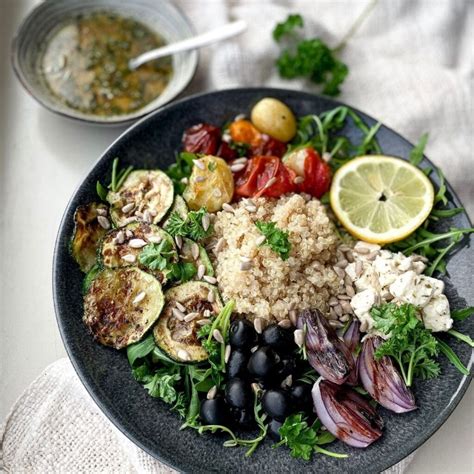 Griekse Quinoa Salade Met Gegrilde Groenten Groen Fatsoen