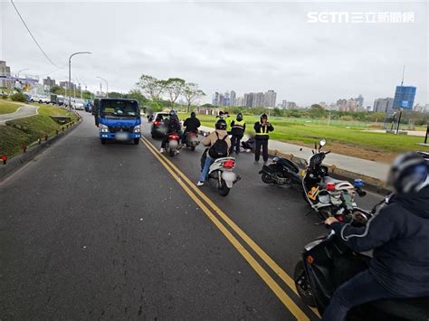 雙載機車「追尾」停等紅燈小貨車！男騎士擦傷 女乘客斷腿送醫 社會 三立新聞網 Setncom