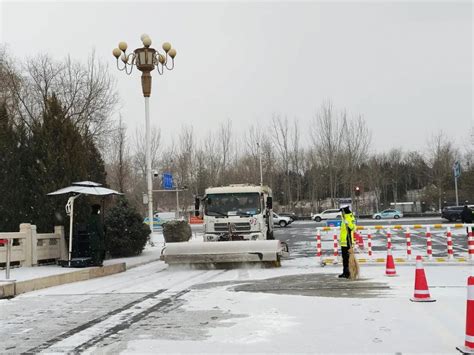 雪天看“警”！银川交警雪天执勤保平安澎湃号·政务澎湃新闻 The Paper