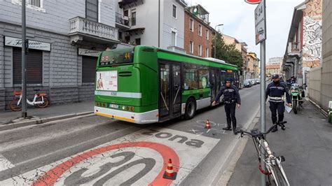 Morto Il Ragazzo Di Anni Investito Da Un Bus Atm Mentre Attraversava