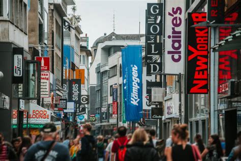 Kawasan Pejalan Kaki Foto Stok Potret And Gambar Bebas Royalti Istock