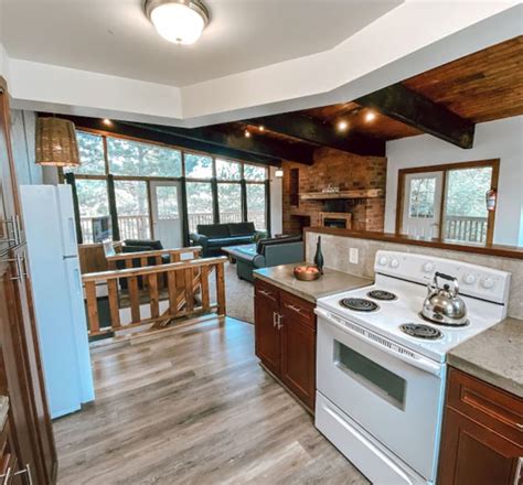 6 Bdrm Cottage With Private Beach Access BBQ Outdoor Hot Tub Sauna Ping Pong Table