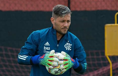 Flamengo oficializa renovação de contrato do goleiro Diego Alves