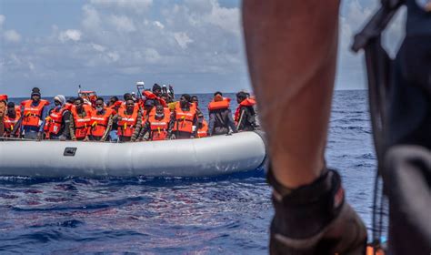 Migranti Sul Peschereccio Morti Di Sete E Di Caldo Picchiati Coi