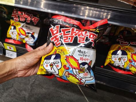Shah Alam Malaysia 30 Augustus 2020 Hand Houdt Een Samyang Buldak Zzaldduk Hot Chicken Flavour
