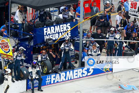 24 February 2013 Daytona Beach Florida USA Kasey Kahne Pit Crew C