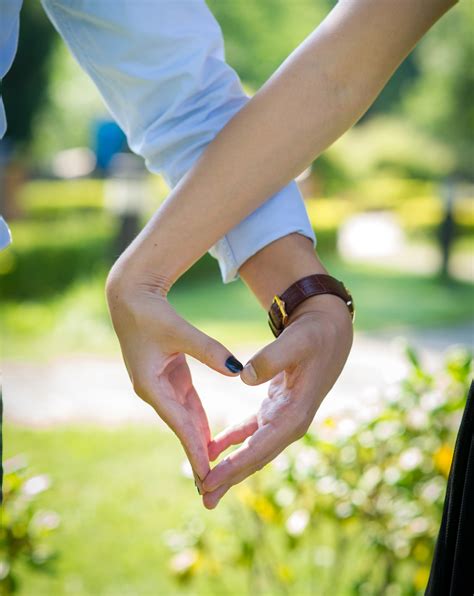 Fotos Gratis Mano Persona Corriendo Corazón Verde Romance Romántico Gesto Trotar