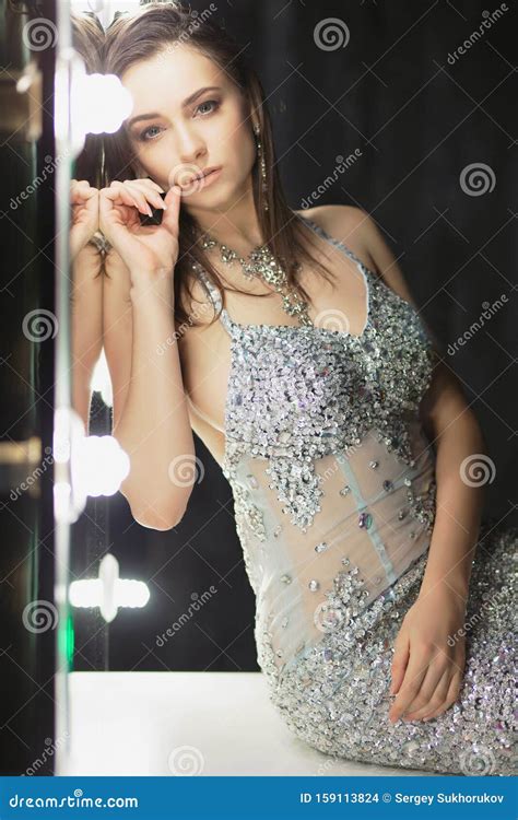 Cute Junge Brunette Posieren In Einem Studio Stockfoto Bild Von Erwachsener Nadel