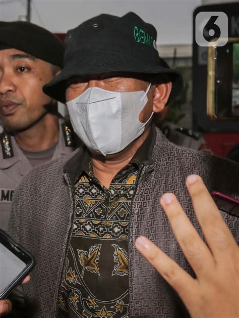 Diperiksa Kpk Anggota Bpk Pius Lustrilanang Samarkan Penampilan Foto