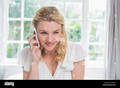 Femme blonde assise sur le lit Banque de photographies et dimages à haute résolution Page 4