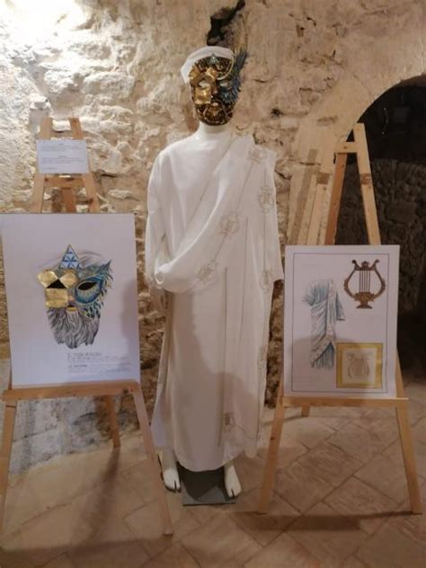 Crotone Al Castello Carlo V Inaugurata La Mostra Commedia Dellarte