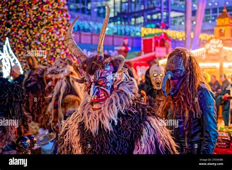 Bestien Und Hexen Am Flughafen In M Nchen Der Perchtenlauf Von Den