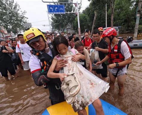 京津冀暴雨洪涝灾害｜涿州救援现场：红十字救援队徒手拨开“生命通道” 澎湃号·政务 澎湃新闻 The Paper