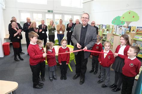 Finedon vicar Rev Richard Coles cuts ribbon on transformed school library