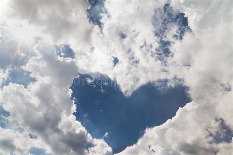 Formation En Forme De Coeur De Nuage Avec Le Ciel Bleu Photo Stock