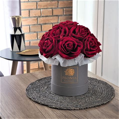 Duży Flower Box z czerwonych róż aksamitnych Peonia Handmade