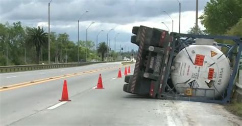 Un Cami N Que Trasladaba Cido Fosf Rico Volc En Ruta