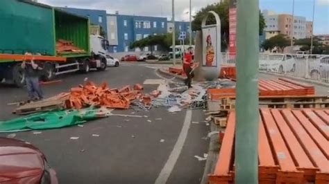 Sucesos En Canarias Un Camión Pierde La Carga Cuando Circulaba En Las Palmas De Gran Canaria